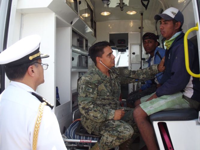 La Armada de México rescata a dos personas que naufragaron frente a las costas de Michoacán