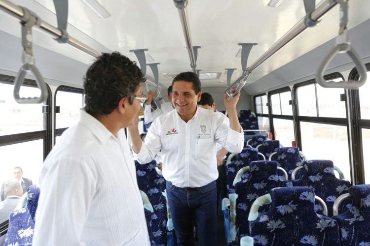 Entrega Gobernador autobús para el traslado de estudiantes de Tzintzuntzan