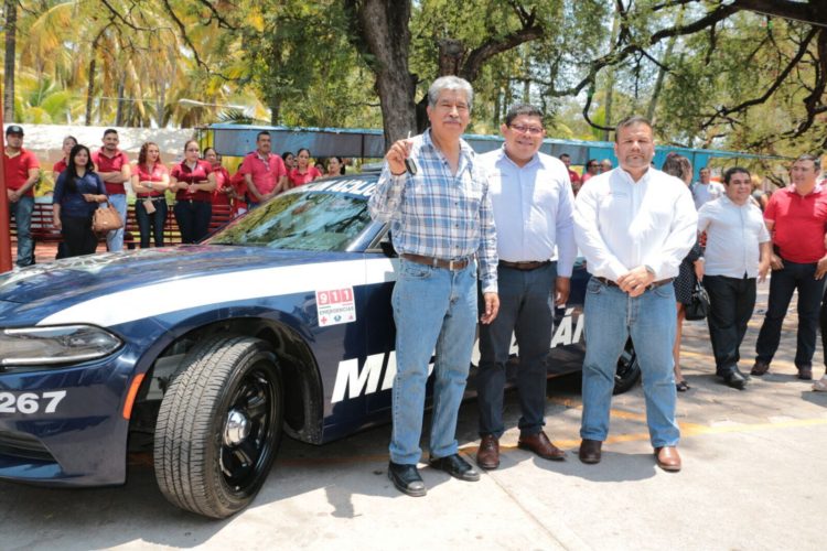 Cumple Gobierno del Estado con habitantes de La Huacana; entregan patrulla policiaca