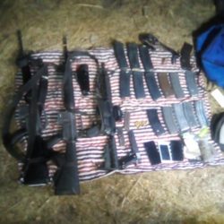 Capturan a sujeto con arsenal; aseguran camioneta baleada