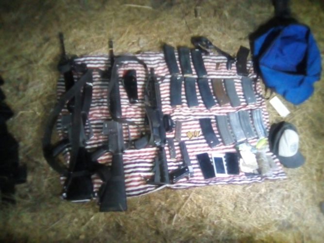 Capturan a sujeto con arsenal; aseguran camioneta baleada