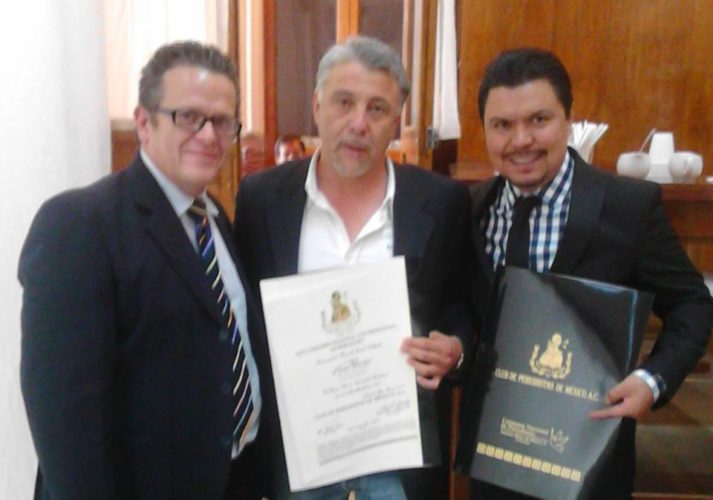 Articulista apatzinguense recibe premio del Club de Periodistas de México, A.C.