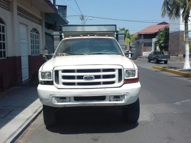 Policía Michoacán asegura vehículo abandonada y con reporte de robo
