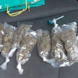 Policía Michoacán captura a motociclistas con marihuana