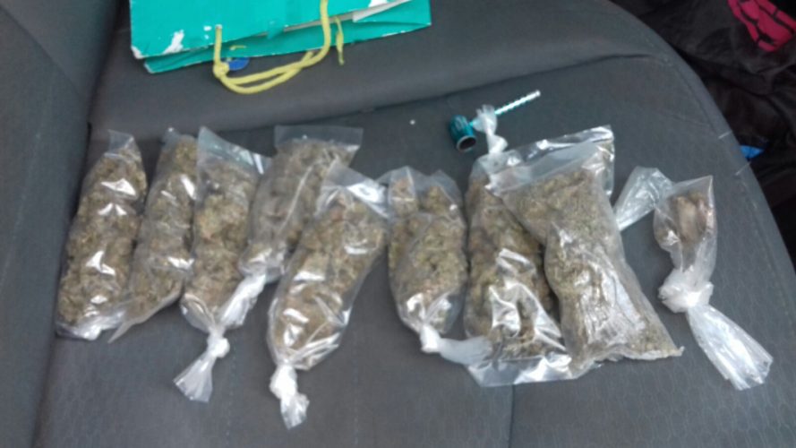 Policía Michoacán captura a motociclistas con marihuana