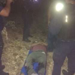 Motociclistas caen a barranco de 20 metros