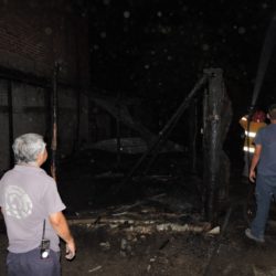 Malvivientes incendian viviendas