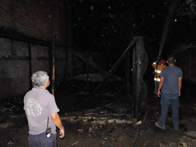 Malvivientes incendian viviendas