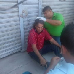 Hombre golpeado por sujetos