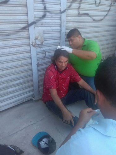 Hombre golpeado por sujetos