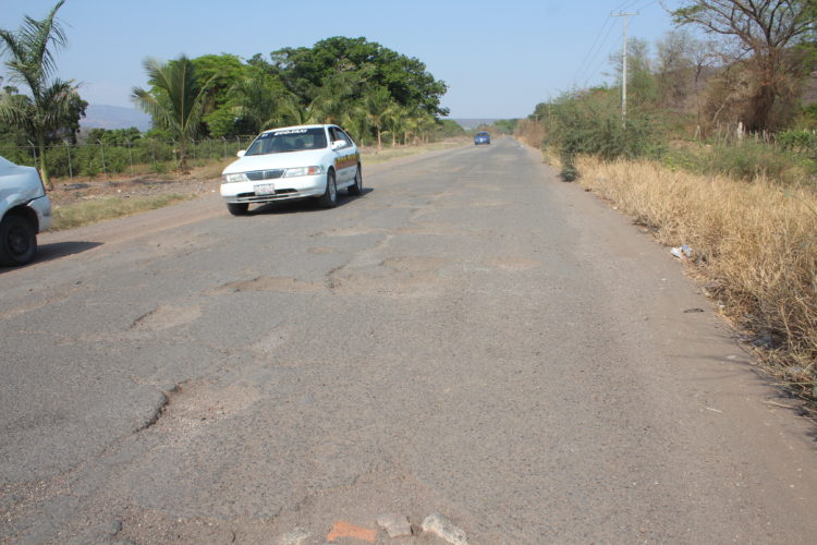 Urge que el gobierno del estado rehabilite tramo  carretero Apatzingán-La Presa del Rosario