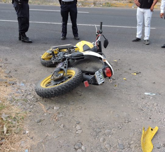 Motociclista herido en choque por alcance contra una camioneta
