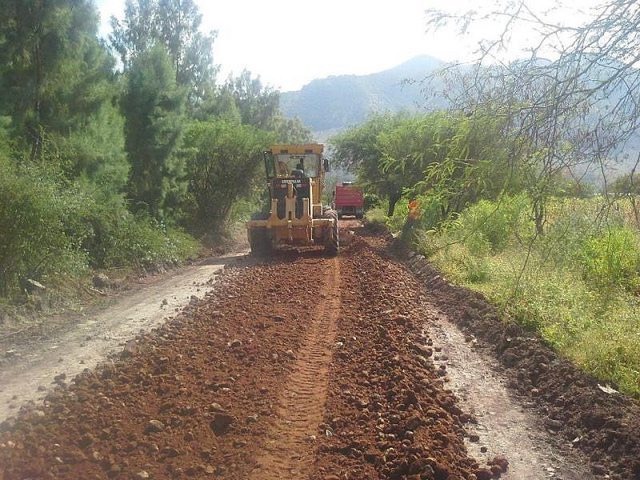 Rehabilitados, 123 kilómetros de caminos rurales en Coalcomán: Sedrua