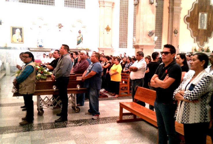 Trasladan a "El anunciador de Negro" a su última morada.