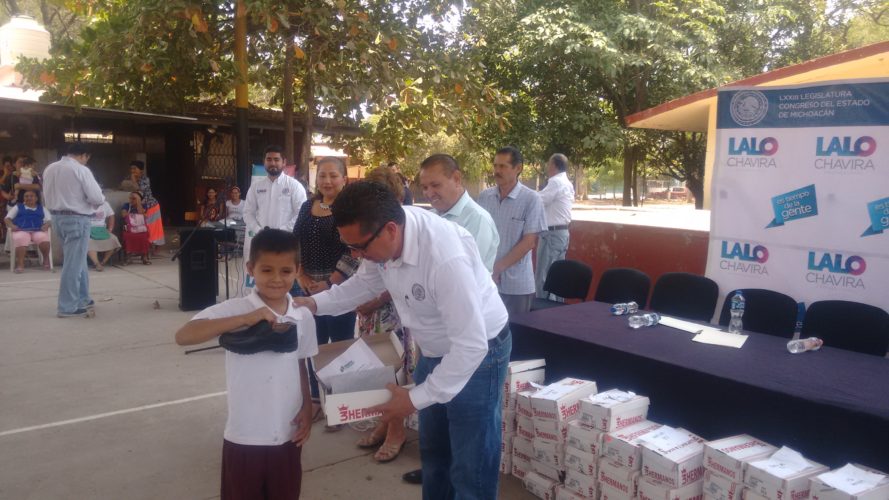 Entrega García Chavira calzado a niños de la primaria “Año de Juárez”, de Apatzingán