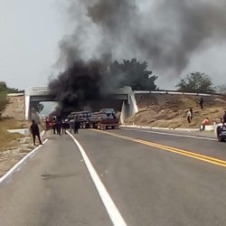 Queman vehículos en represalia por detención de delincuentes