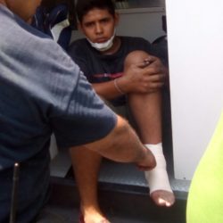 Motociclista choca contra auto