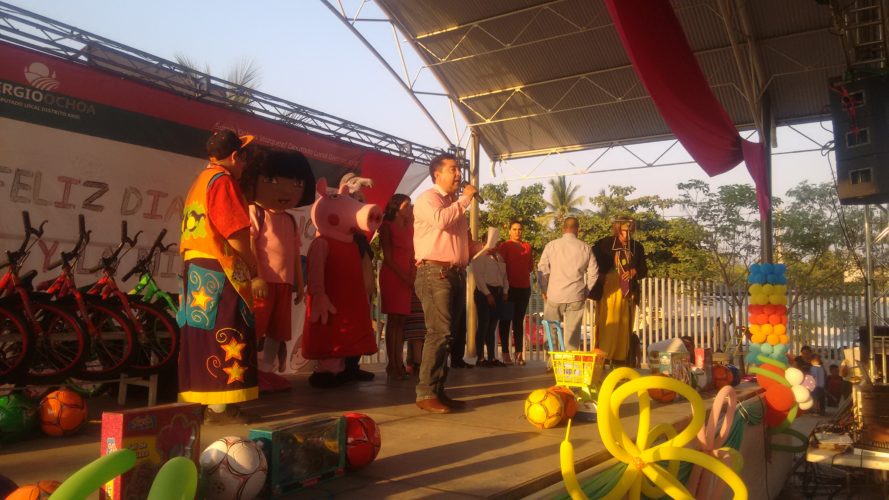 Festeja Sergio Ochoa Vázquez a los niños de colonias populares