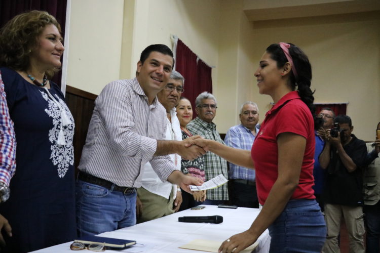 Reconocen labor de docentes al formar generaciones comprometidas