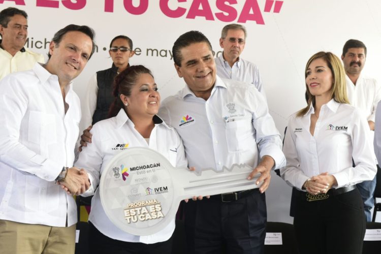 Logra Silvano Aureoles recursos adicionales para vivienda