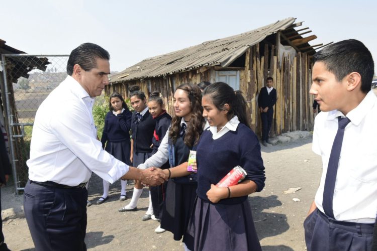 Compromete Gobernador acabar con escuelas “de palitos” en La Nueva Aldea