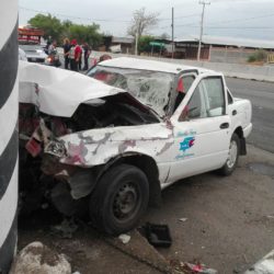 Daños arroja choque de taxi contra una guarnición