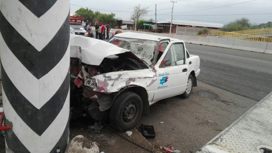 Daños arroja choque de taxi contra una guarnición