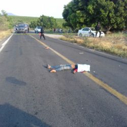 Motociclista muere arrollado