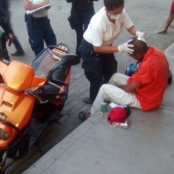 Borracho, cae de motocicleta