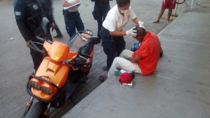 Borracho, cae de motocicleta