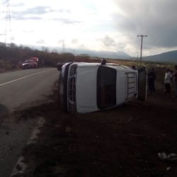 Choque de frente provoca volcadura de camioneta
