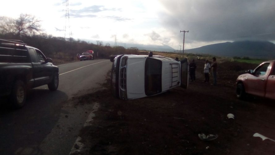Choque de frente provoca volcadura de camioneta