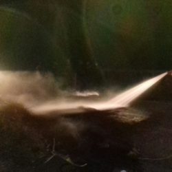 Bloquean con llantas y fuego carretera rumbo a Aguililla