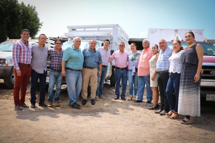 Entrega alcalde 5 unidades y 10 contenedores para aseo público