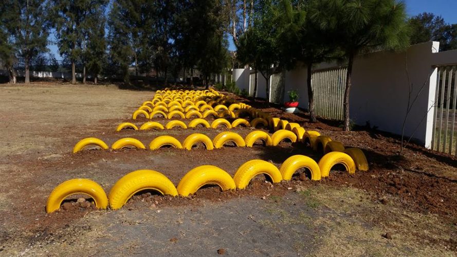 Plantel Acuitzio del Cobaem construyen estacionamiento ecológico