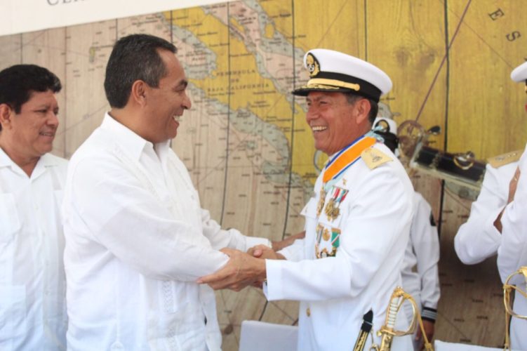 Participa Adrián López en toma de posesión del comandante de la X Zona Naval en LC