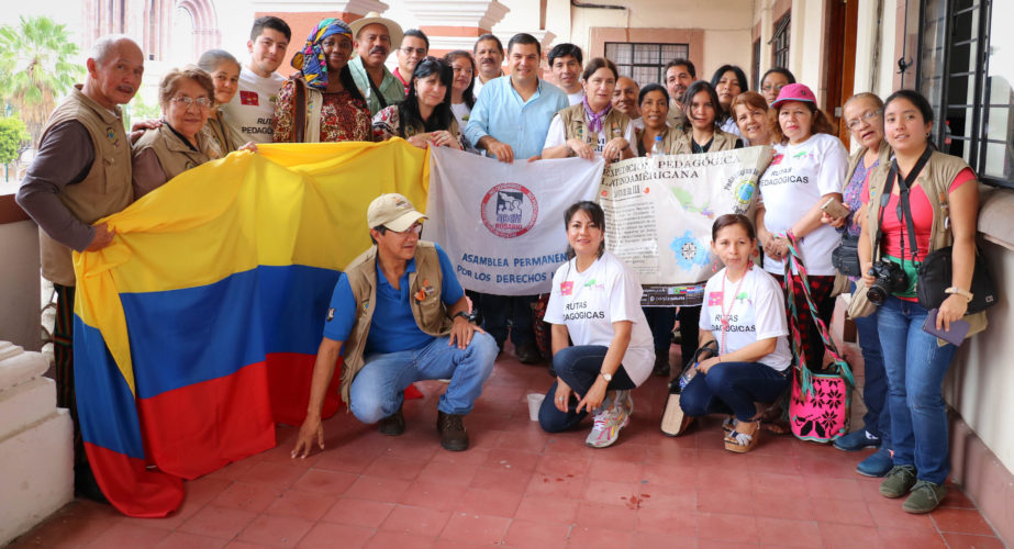César Chávez recibe a docentes de Colombia, Perú y Argentina