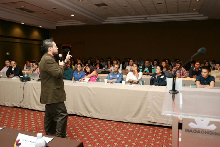 Capacitan a Enlaces de Comunicación en manejo de redes sociales