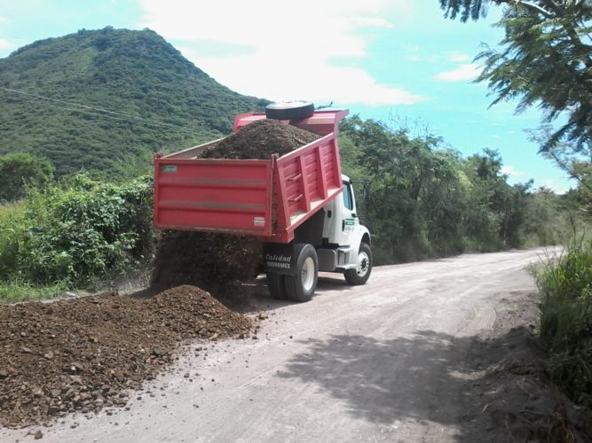 Construye Sedrua 58 kilómetros de caminos rurales en Aguililla