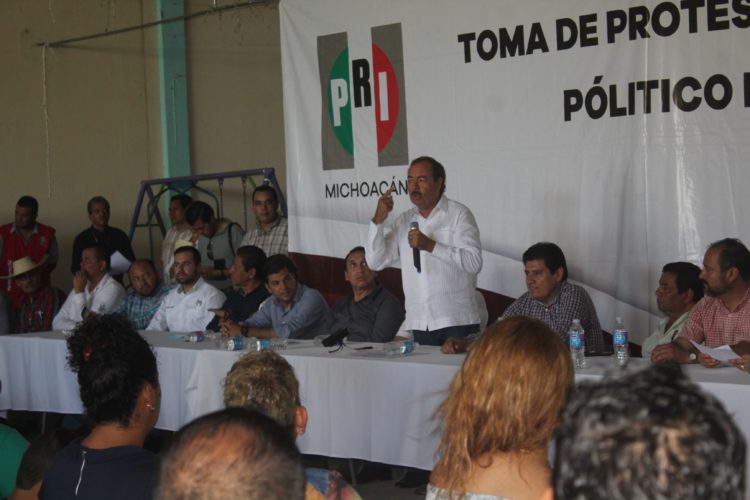 VST toma protesta al Consejo Político del PRI en Múgica