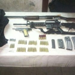 Aseguran armas, cargadores, cartuchos y equipo táctico en Múgica