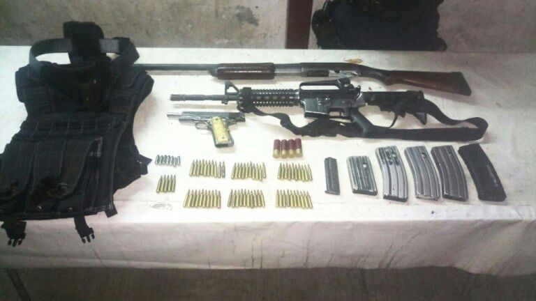 Aseguran armas, cargadores, cartuchos y equipo táctico en Múgica