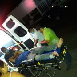 Auto atropella a motociclista