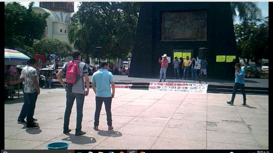 Displicencia de maestros de la CNTE en su propia manifestación