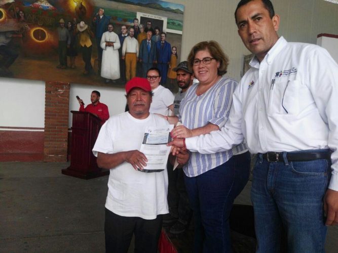 Entrega Sedrua incentivos a pescadores de Santa Ana Maya