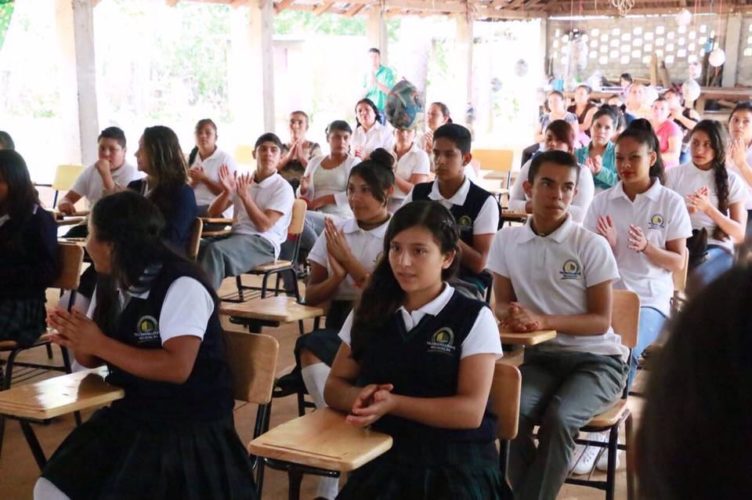 Entregan mobiliario en extensión del Telebachillerato en Uruapan