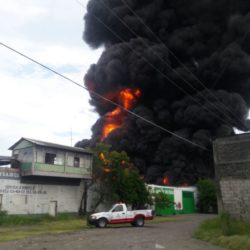 Un herido y cuantiosos daños materiales al explotar pipas con combustible en bodegas de "Aga"