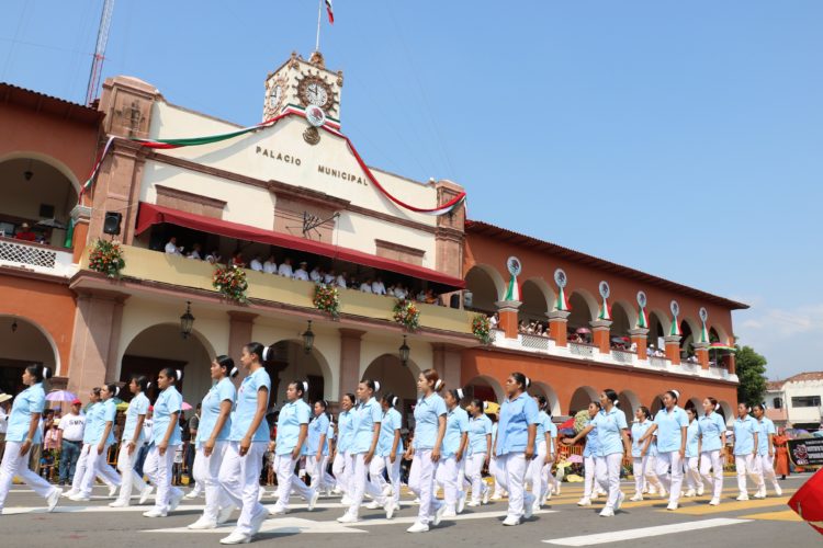 Lucieron contingentes en tradicional desfile de la Constitución