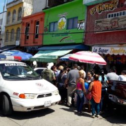 Ultimado a balazos en una dulcería frente al mercado de Apatzingán