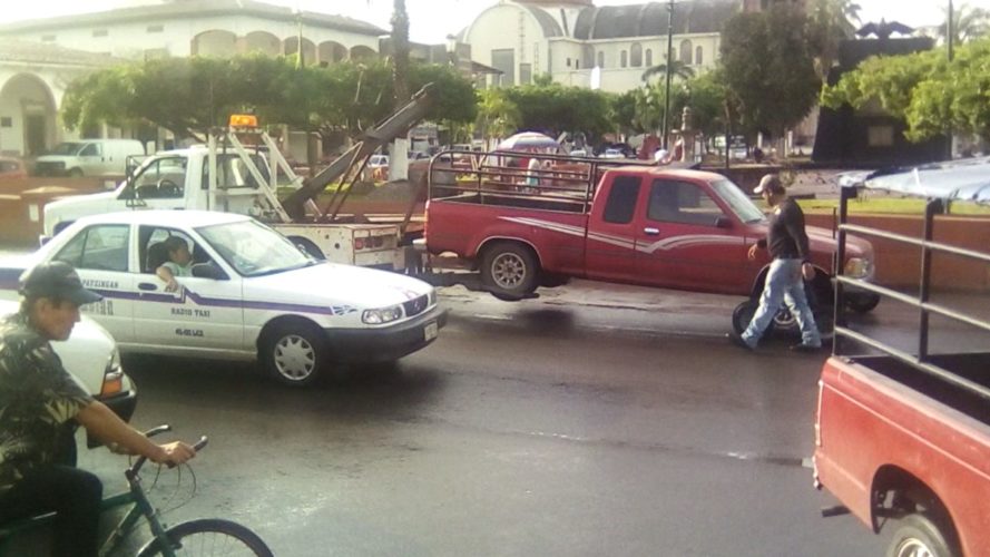Agentes de Tránsito no infraccionan porque no los dotan de folios; la orden es “arrastrar  vehículos” para que los propietarios acudan a la delegación a “arreglar el problema”